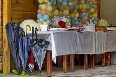 户外聚会，派对rila公园装饰色彩斑斓的气球蛋糕礼物多雨的一天杜普尼察