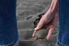 关闭手女人收集贝壳沙子海滩挑选贝壳海滩爱尔兰