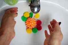 女人水槽洗手保护病毒手色彩斑斓的模式病毒