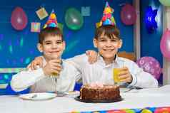 男孩吃蛋糕喝汁生日聚会，派对