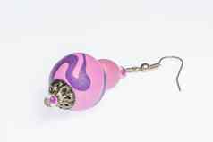 少年减少粉红色的紫色的耳环