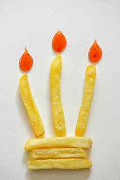 生日蛋糕燃烧法国薯条蜡烛
