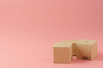 购物概念纸箱纸盒子粉红色的背景