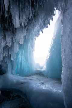 冰洞穴向你招手湖贝加尔湖