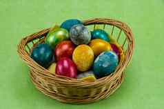 复活节彩色的画鸡蛋柳条篮子
