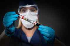 女实验室工人持有测试管血标签冠状病毒科维德疾病