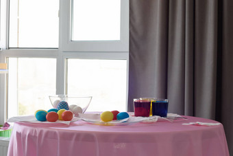 表格色彩斑斓的复活节鸡蛋染料室内房间窗口