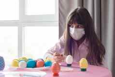 生病的女孩油漆复活节鸡蛋假期