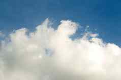 软白色云蓝色的天空蓝色的天空云背景