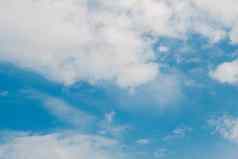 软白色云蓝色的天空蓝色的天空云背景