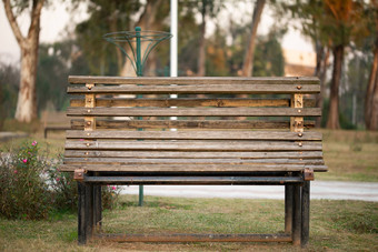 木板凳上公园阳光明媚的冬天早....