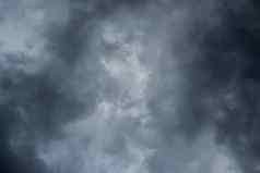 黑暗黑色的云天空狂风暴雨的雨云背景