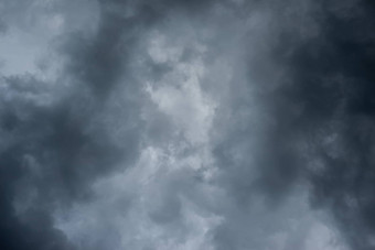 黑暗黑色的云天空狂风暴雨的雨云背景