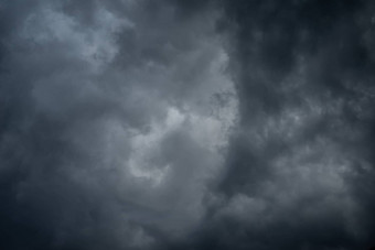 黑暗黑色的云天空<strong>狂风暴雨</strong>的雨云背景