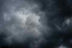 黑暗黑色的云天空狂风暴雨的雨云背景