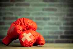 红色的拳击手套木表格砖墙体育运动健身房