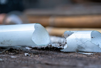 破碎的玻璃管破碎的能源储蓄灯泡紧凑的荧光灯管状类型模糊背景