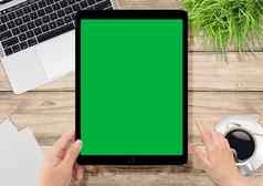 人类手持有平板电脑绿色屏幕视频生产