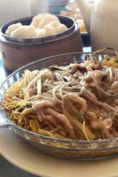 传统的中国人食物面条面包teapod