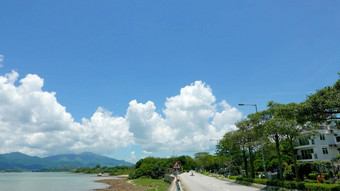 路房子树湖蓝色的天空白色云