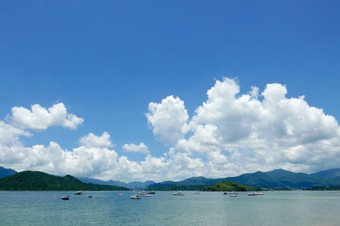 路船岛山湖蓝色的天空白色云