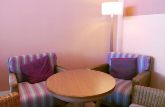 <strong>咖啡</strong>馆室内家具紫色的垫子