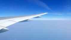 飞机翼蓝色的天空空中视图