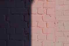 粉红色的砖墙垂直影子行变形墙股票模式