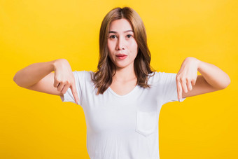 女人青少年站使手势手<strong>指点</strong>