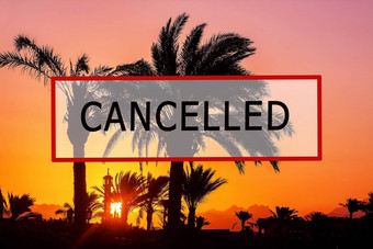 危机旅游行业由于爆发冠状病毒停止旅行红色的邮票文本取消了文本热带海滩棕榈树取消巡航由于科维德流感大流行