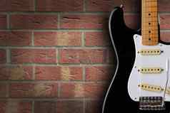 复古的黑色的白色电吉他砖背景复制空间