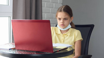 女孩self-isolation模式坐在电脑家庭作业在线