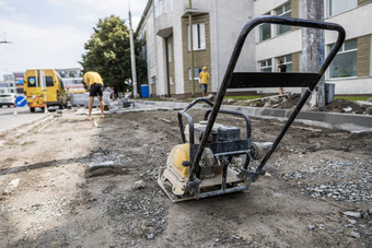 振动铺平道路石头机完成<strong>人行道</strong>上路建设网站住地面石头<strong>人行道</strong>上建设作品