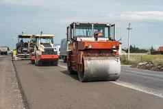 橙色重振动辊压实机沥青人行道上作品路修复工作路建设网站修复
