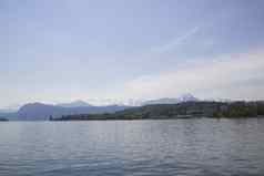 全景视图白雪覆盖的瑞士阿尔卑斯山脉部分卢塞恩位于中心瑞士蓝色的湖卢塞恩