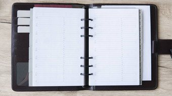 开放棕色（的）笔记本木背景白色纸木表格模拟