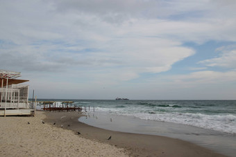 空海滩黑色的海多云的秋天天气景观狂风暴雨的海波打破空野生海滩多云的天空阴一天