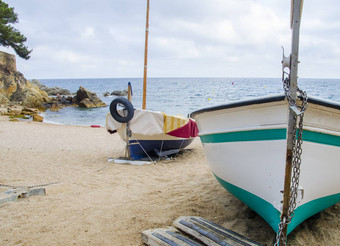 钓鱼船弓蓝色的天空海海滩背景海滩船海岸略雷特三月美丽的夏天一天地中海海背景科斯塔布拉瓦加泰罗尼亚西班牙