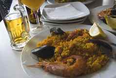 典型的西班牙语海鲜西班牙海鲜饭啤酒瓦伦西亚西班牙