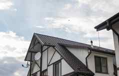 现代屋顶覆盖瓷砖效果聚氯乙烯涂层棕色（的）金属屋顶表多云的天空