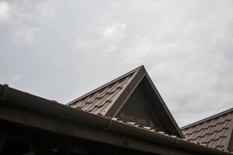 现代屋顶覆盖瓷砖<strong>效果</strong>聚氯乙烯涂层棕色（的）<strong>金属</strong>屋顶表多云的天空