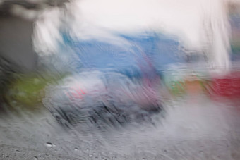 交通站冷湿一天拍摄挡风玻璃聚焦雨滴tailights焦点视图车玻璃窗口概念上的坏天气背景