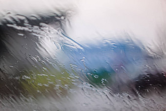 <strong>雨滴</strong>表面湿窗口玻璃放多雨的季节摘要背景自然模式<strong>雨滴</strong>孤立的模糊的城市户外多云的环境