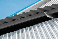 白色波纹金属表表面墙金属角落里屋顶镀锌钢背景