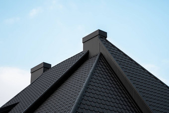 黑色的<strong>金属</strong>瓷砖屋顶屋顶<strong>金属</strong>表现代类型屋面材料屋顶房子<strong>金属</strong>屋顶瓷砖蓝色的天空建筑