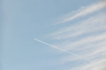 飞机燃料小道左飞机天空