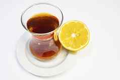 准备好了喝传统的土耳其茶玻璃杯