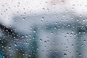 雨滴表面湿窗口玻璃放多雨的季节摘要背景自然模式雨滴孤立的模糊的城市户外多云的环境