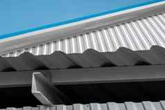 白色波纹金属表表面墙金属角落里屋顶镀锌钢背景