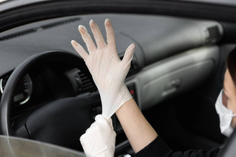 女人保护医疗面具穿橡胶手套保护细菌病毒规划开车保护面具检疫流感大流行科维德冠状病毒感染